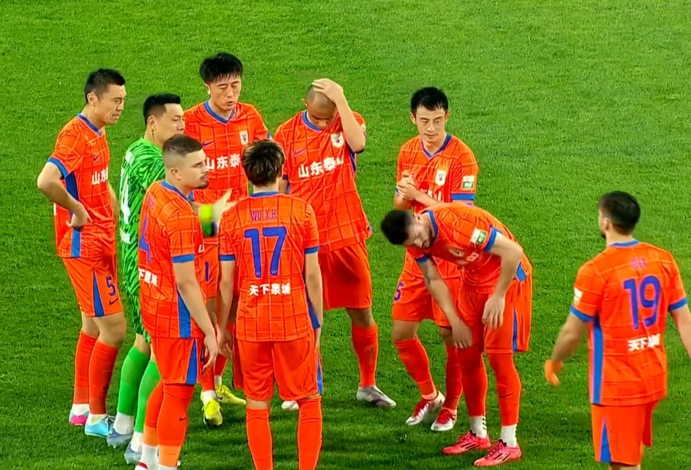 客场作战，争冠球队力克对手