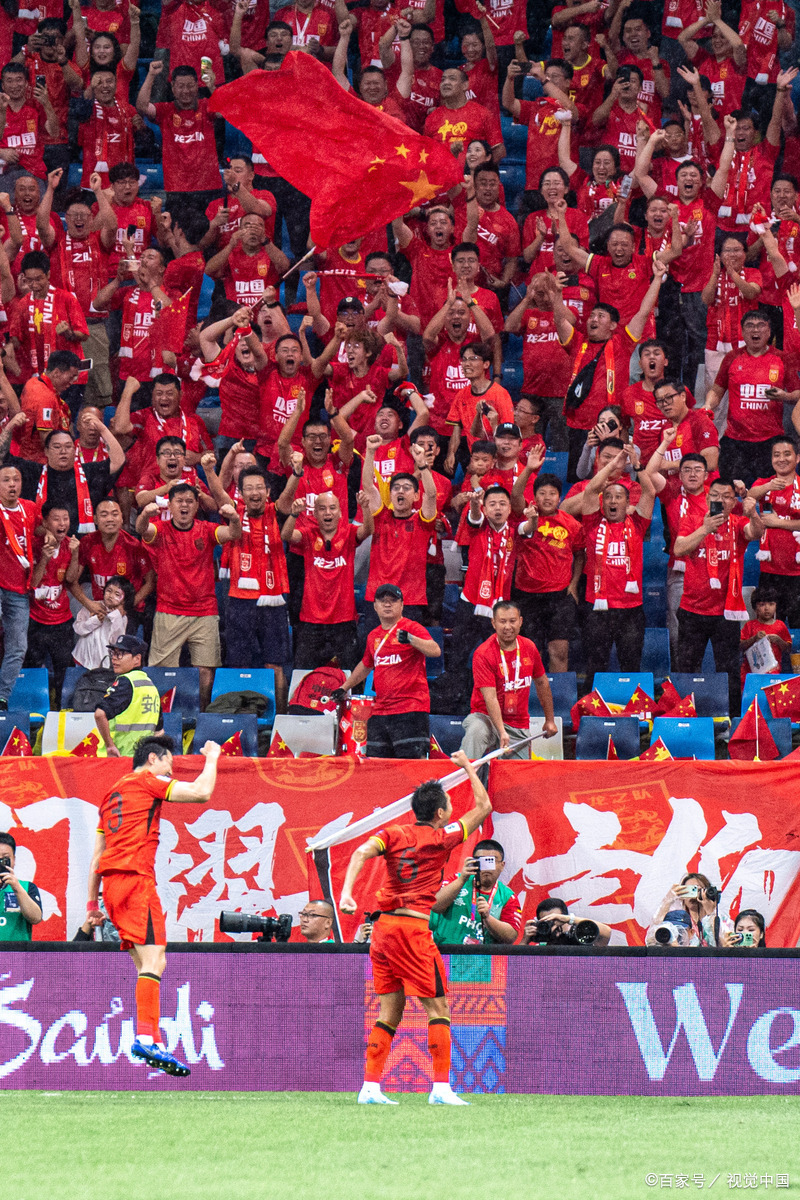 国内职业足球盛况空前，赛场热度持续