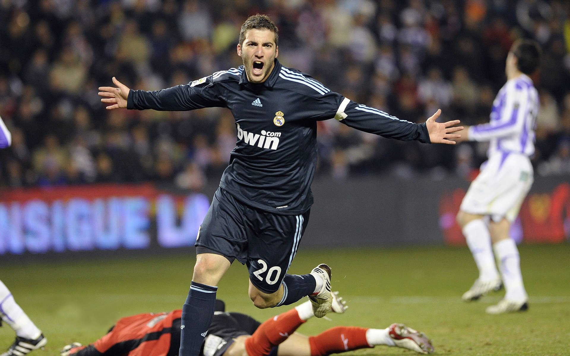 IM体育官方网站-赛道与球场的双重奏，当北京队完胜灰熊，东契奇在F1赛道接管争冠战